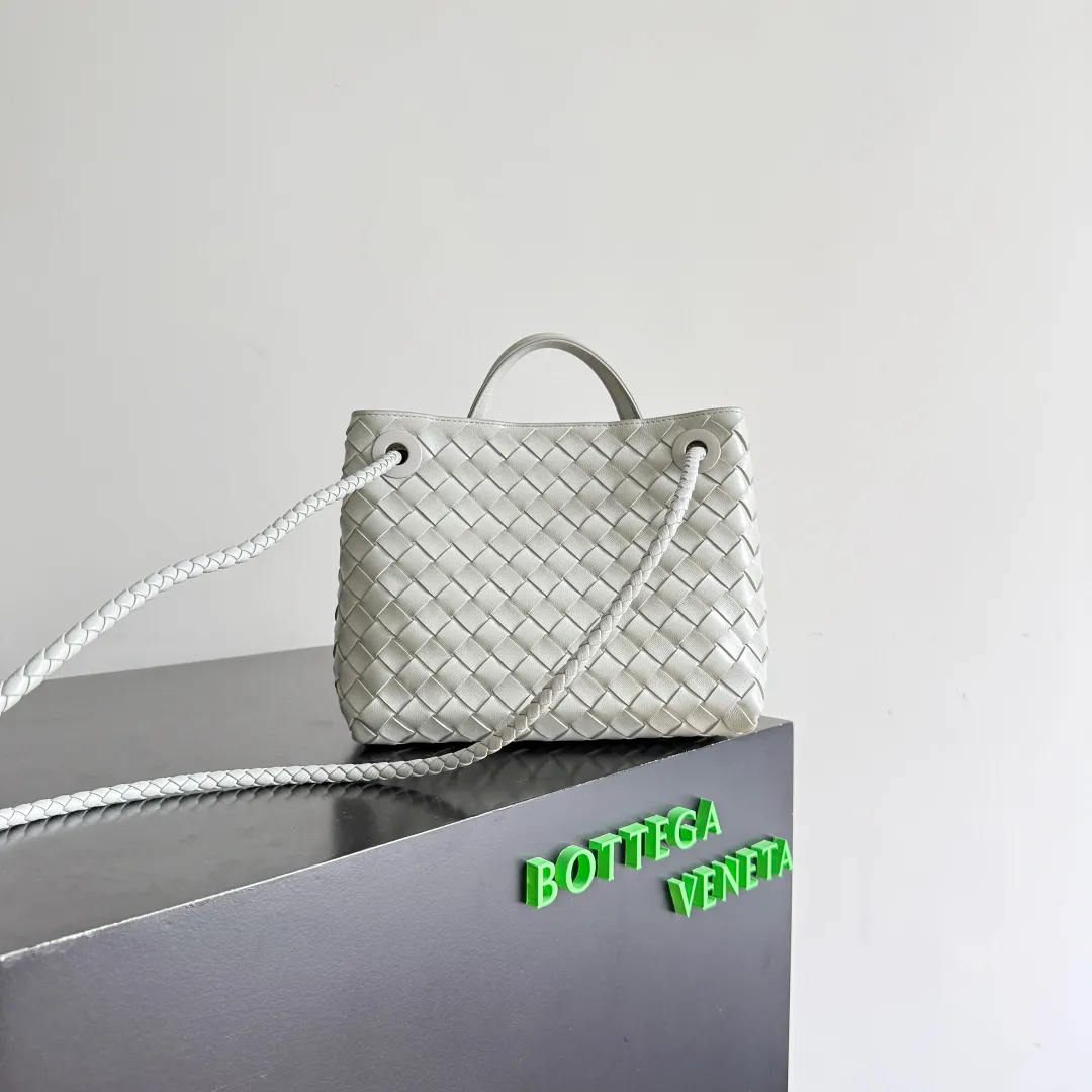 The new Andiamo batch of 3060 BV is shipped‼ ️The classic intercciato weaving process is used to create a soft bag, the metal knot is made of micro-cast aluminum using jewelry technology🪢, and the decorative beads are made of metal and hand-polished oak, allowing you to jump repeatedly between elegance and fun💃, making it unpredictable. Classic and versatile, it shows off your temperament, and the bag has a large capacity, making it very convenient for daily commuting! It has a variety of carrying methods, the shoulder straps can be adjusted by yourself, the original lambskin feels soft and delicate, and the unisex style breaks gender boundaries and brings a more practical and long-lasting use experience. The Andiamo, which has both elegant and casual styles, perfectly interprets the "fashionable old money style". Style number: 743568+wood hardware Color: agate gray Size: 25*22*10.5cm